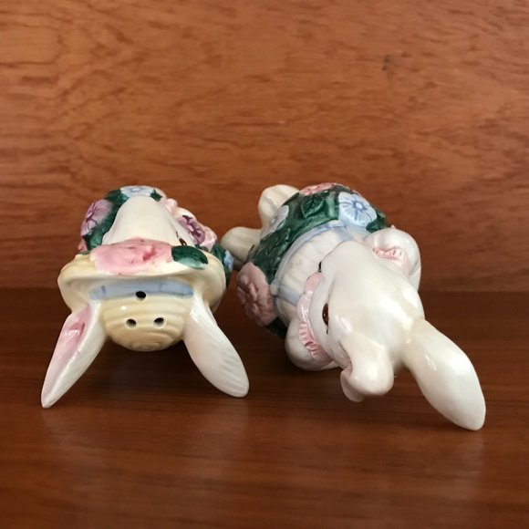 Vintage 1991 Fitz and Floyd Ceramic Bunny Salt and Pepper Shakers - Picture 4 of 8